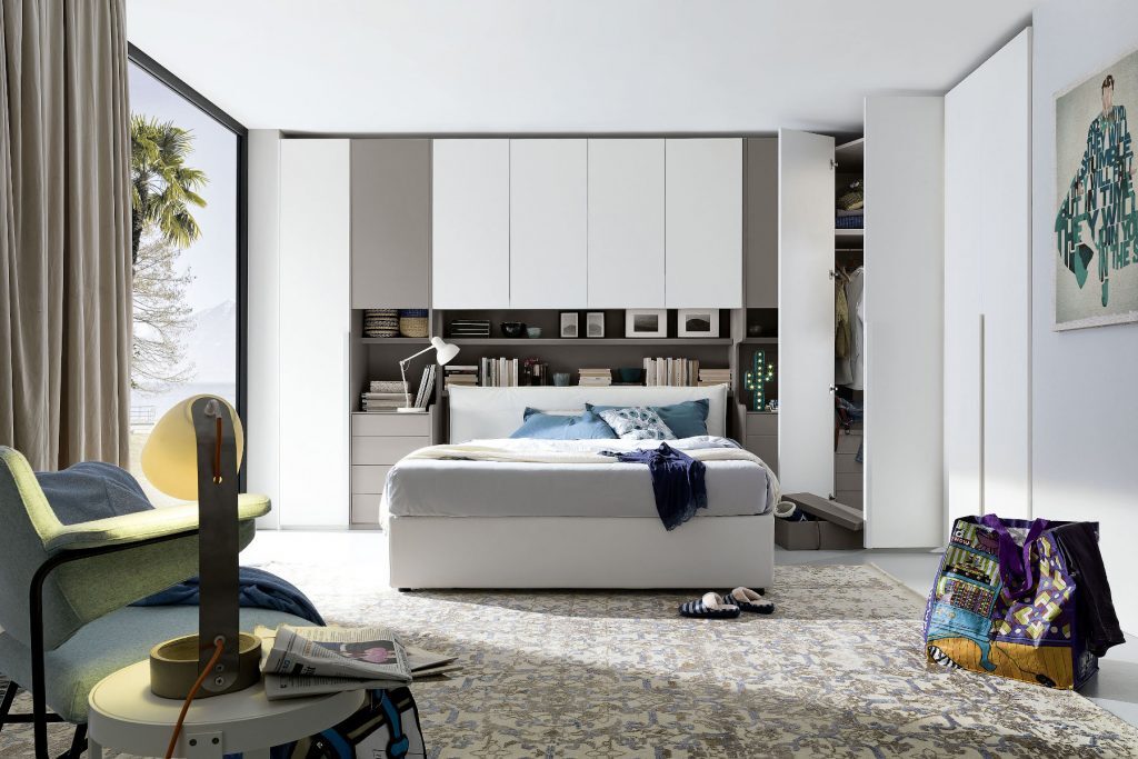 Letto e armadio sulla stessa parete